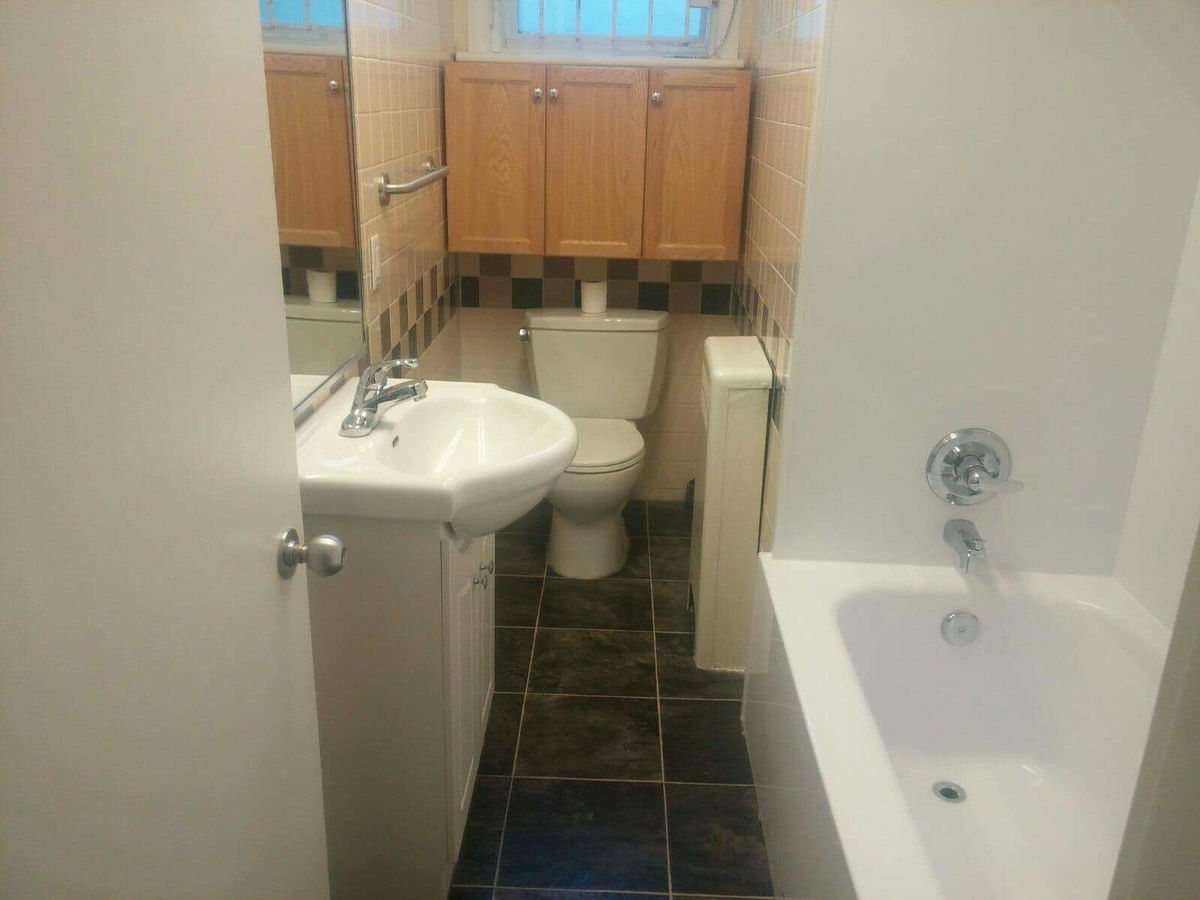 A spotless bathroom after a Prairie Building Maintenance move-out clean